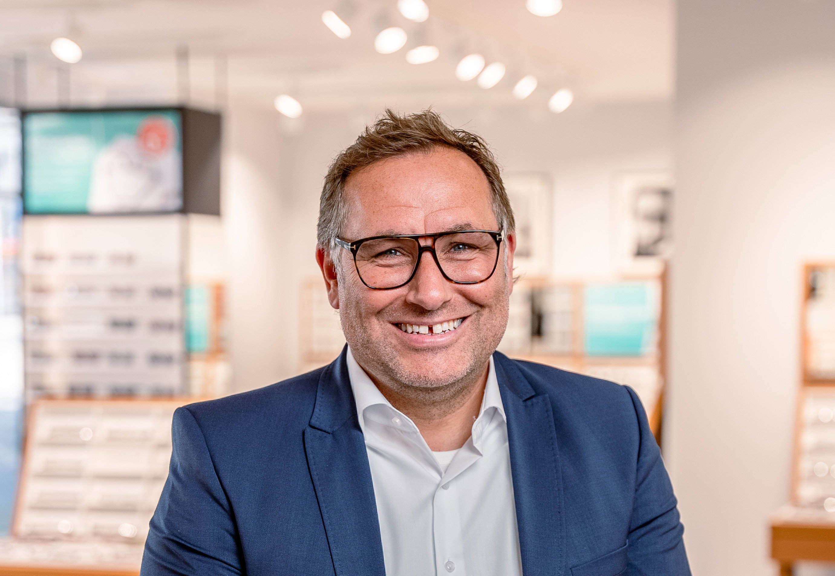 Das Bild zeigt einen fröhlichen Mitarbeiter in Nahaufnahme.