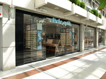 Das Bild zeigt den Eingang unserer Filiale in Frankfurt im Nord-West-Zentrum.