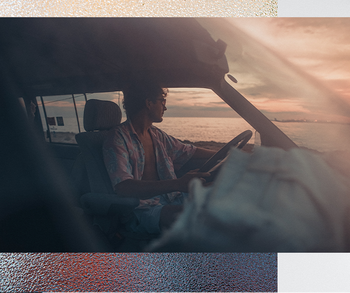 Das Bild zeigt einen Mann, der Auto fährt.