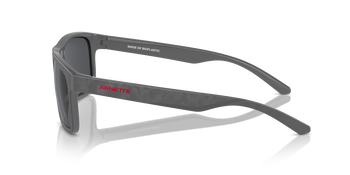 Das Bild zeigt die Sonnenbrille AN4341 287087 von der Marke Arnette in schwarz/grau.