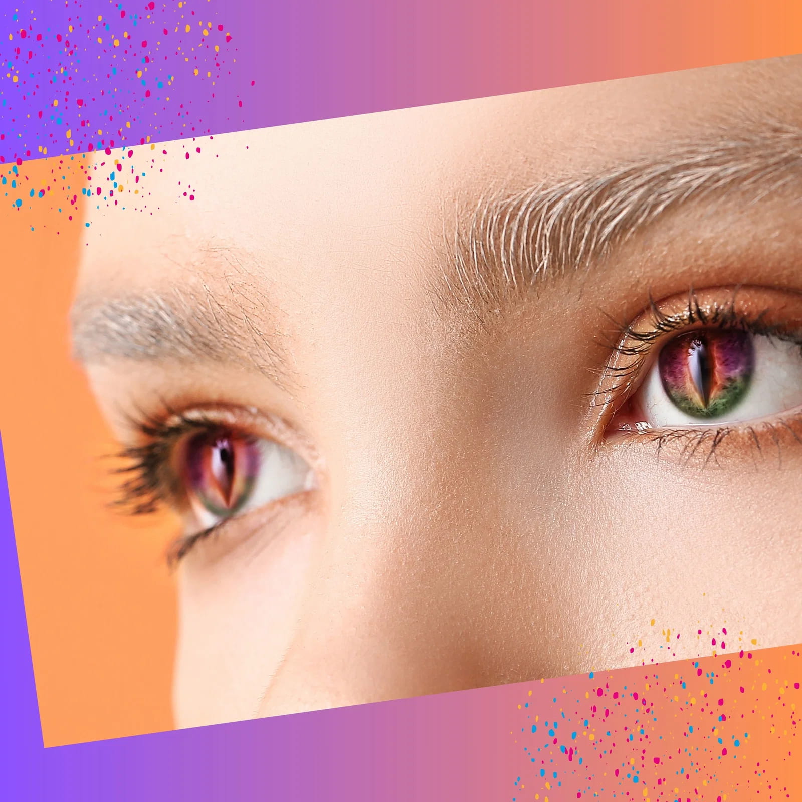 Nahaufnahme von Augen mit bunten Katzenaugen-Motivlinsen in Violett, Rosa und Grün für Halloween