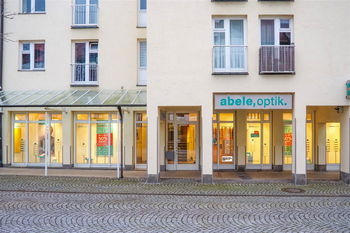 Das Bild zeigt den Eingang unserer Filiale in Ottobrunn.