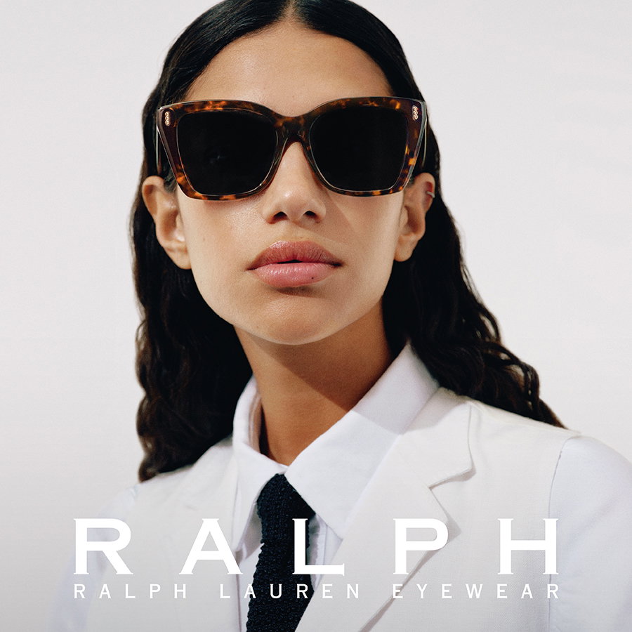 Zu sehen ist eine Frau mit einer Sonnenbrille der Marke Ralph.