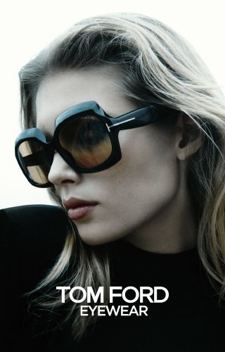 Das Bild zeigt eine Frau mit einer Sonnenbrille von der Marke Tom Ford .