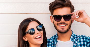 Zu sehen ist eine Frau und ein Mann mit Sonnenbrillen