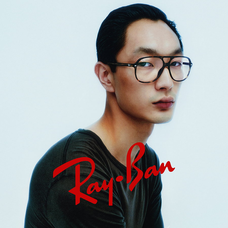 Zu sehen ist ein Mann mit einer Brille der Marke Ray Ban