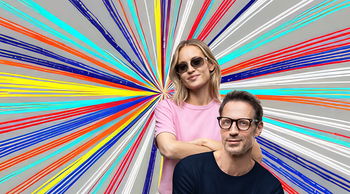 Zu sehen ist eine Frau mit einer Sonnenbrille und ein Mann mit einer Brille.