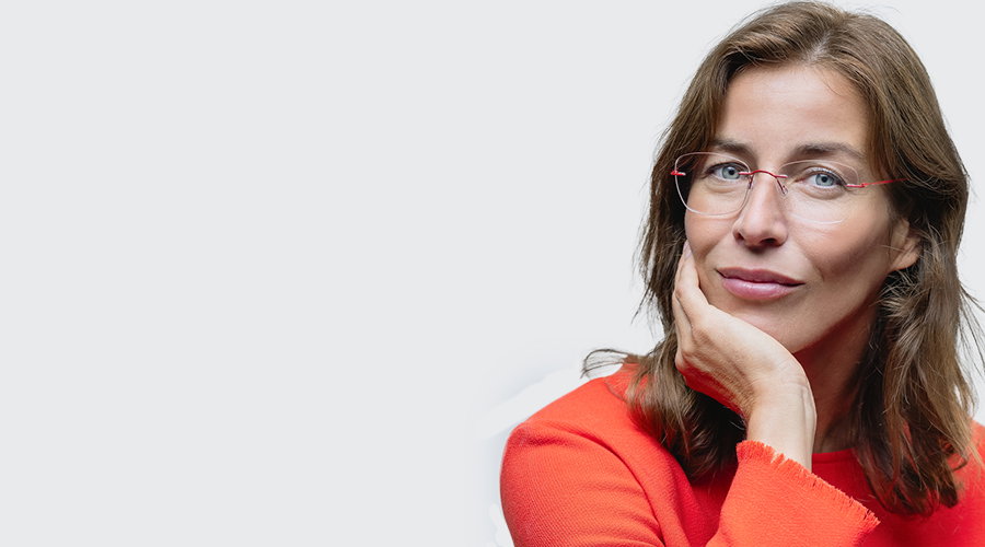Zu sehen ist eine Frau mit einer Randlosen Brille von Abele Optik