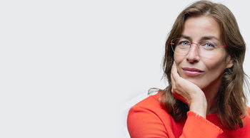 Zu sehen ist eine Frau mit einer Randlosen Brille von Abele Optik