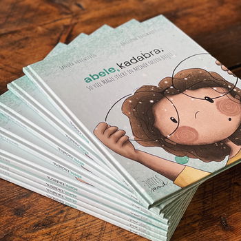 Das Bild zeigt einen Stapel unseres Buches, der aufgefächert ist.