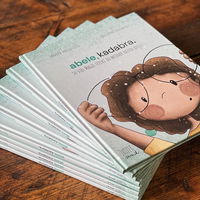 Das Bild zeigt einen Stapel unseres Buches, der aufgefächert ist.