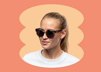 Zu sehen ist eine Frau mit einer Leoparden-Sonnenbrille aus Kunststoff.