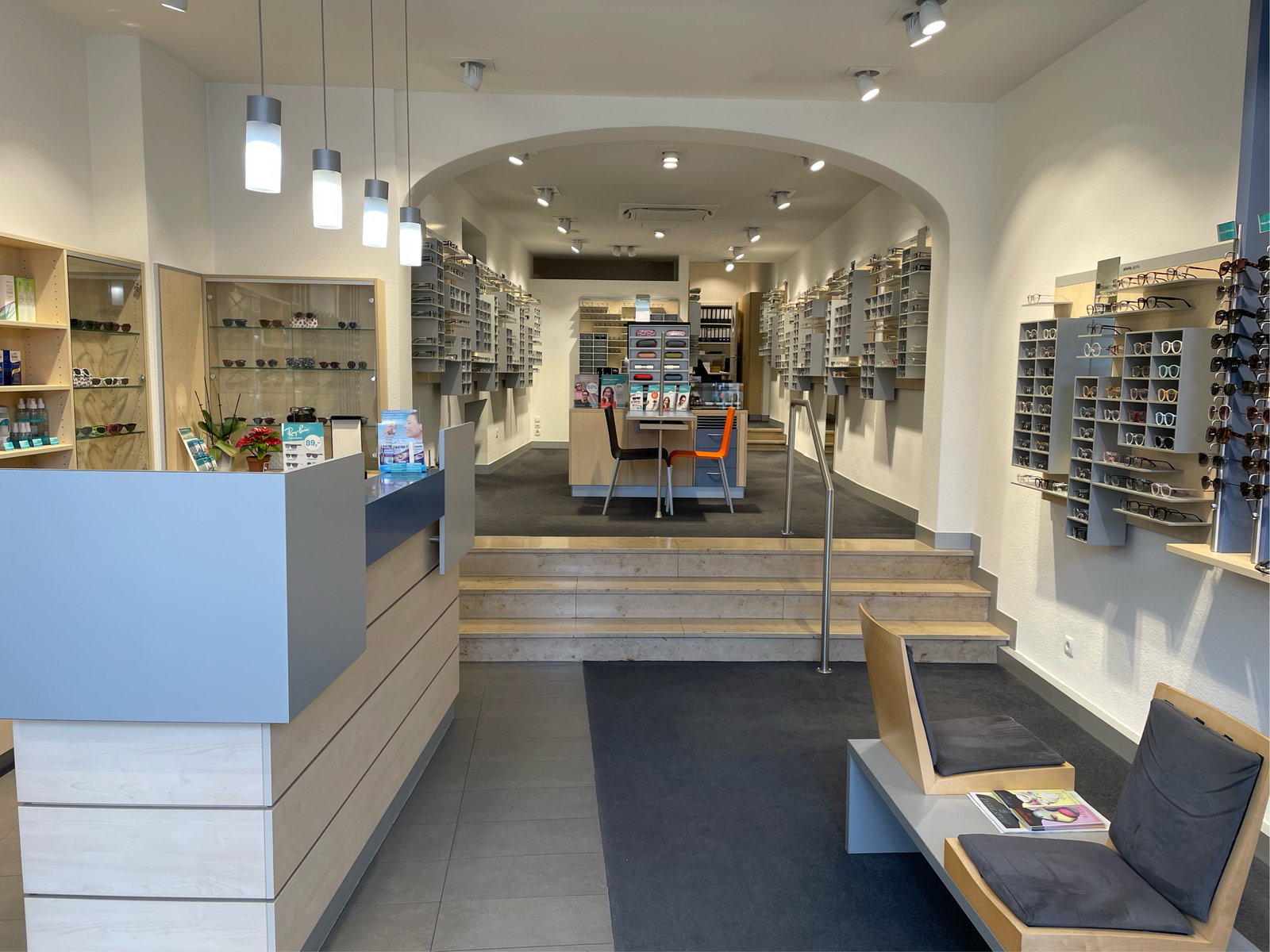 Das Bild zeigt den Eingangsbereich unserer Filiale in Ingolstadt in der Harderstraße.
