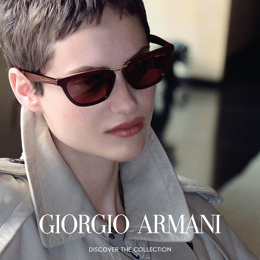 Zu sehen ist eine Frau mit einer Sonnenbrille der Marke Giorgio Armani
