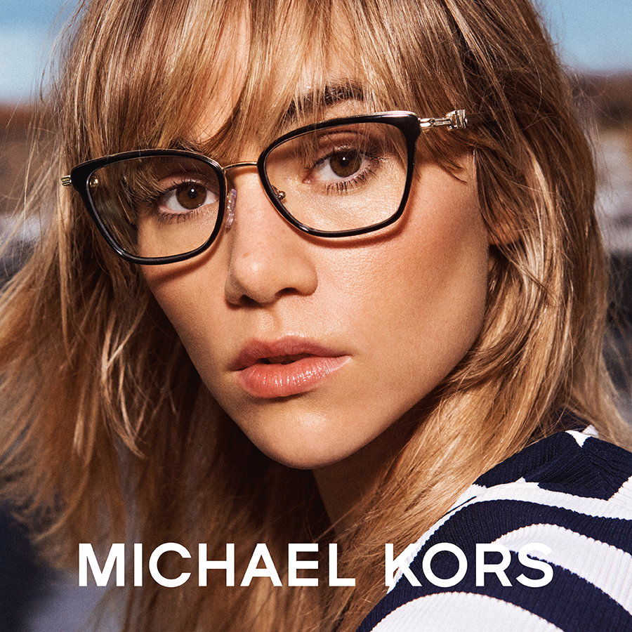 Zu sehen ist eine Frau mit einer eckigen Brille der Marke Michael Kors