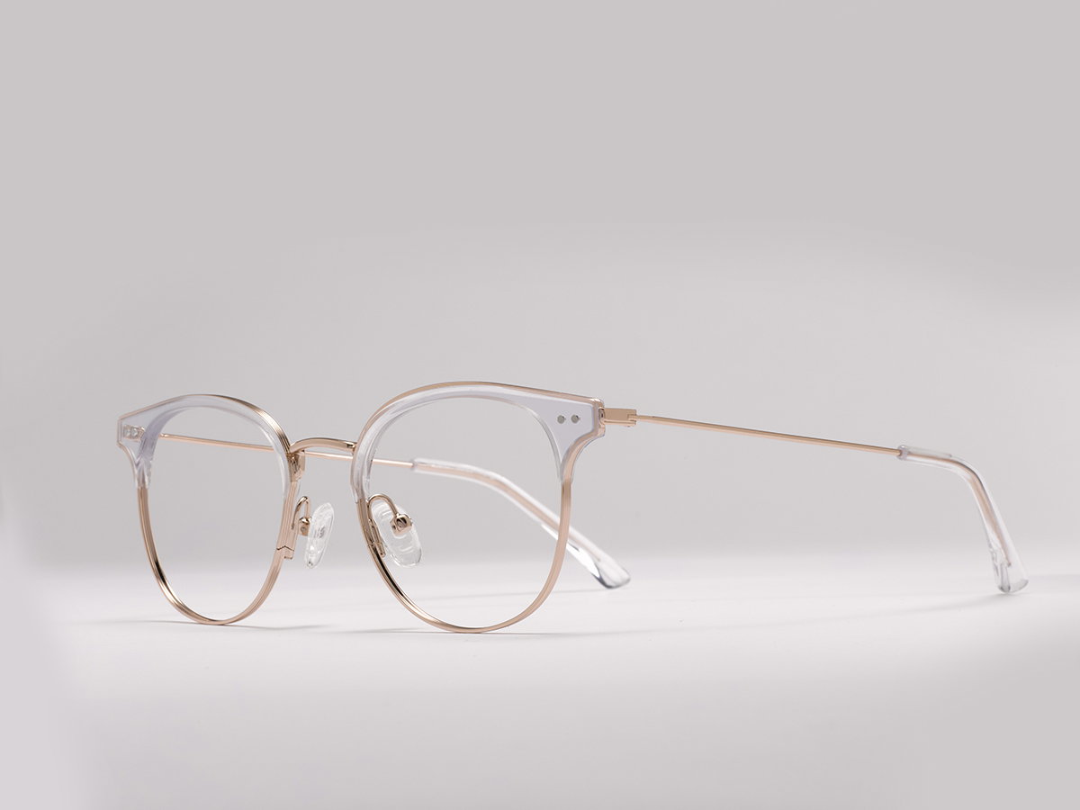 Das Bild zeigt eine transparente Cateye-Brille leicht von der Seite.