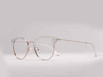 Das Bild zeigt eine transparente Cateye-Brille leicht von der Seite.