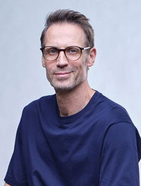 Zu sehen ist ein Mann mit einer braunen Brille von Abele Optik 149951