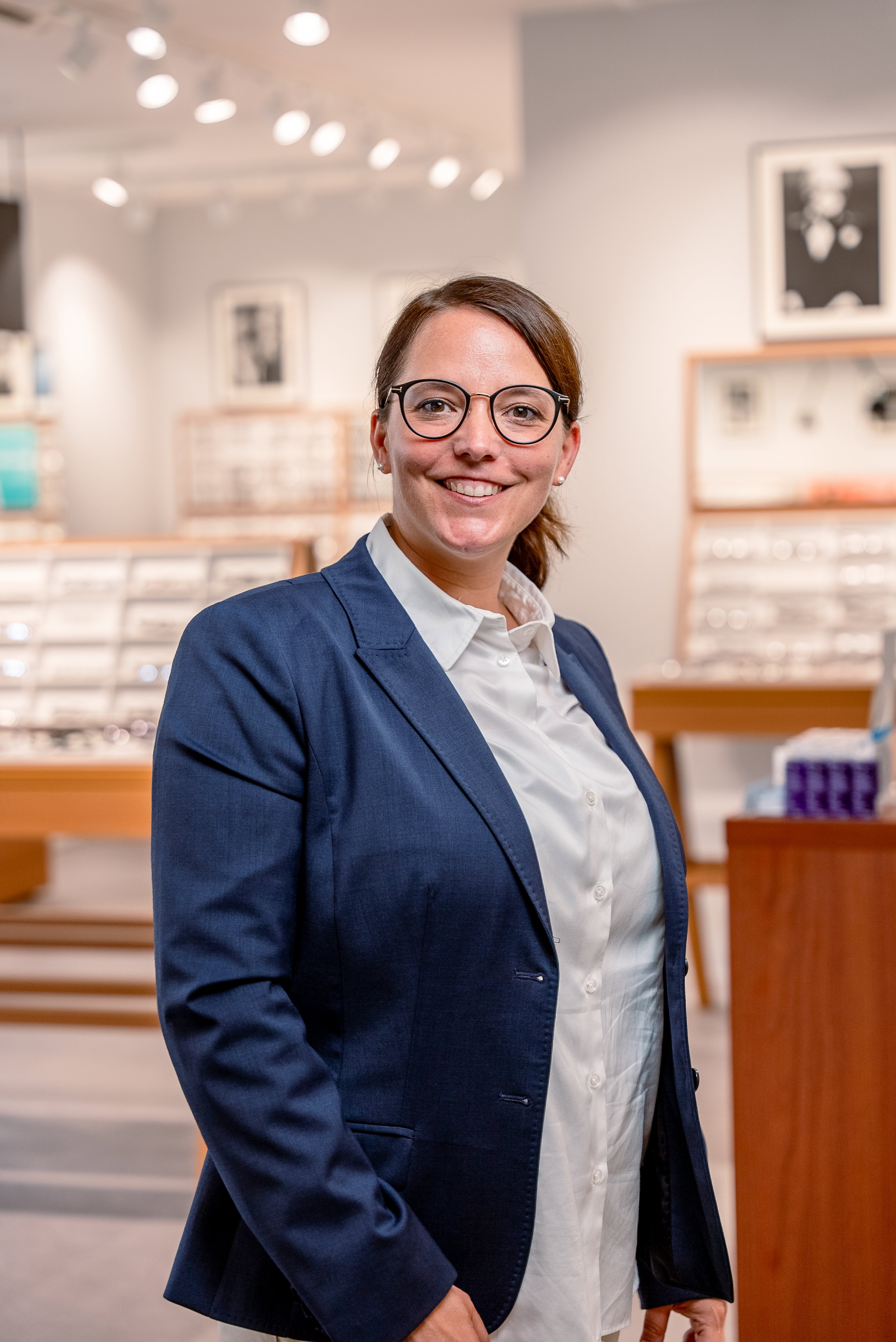 Das Bild zeigt eine Mitarbeiterin in einer Filiale.