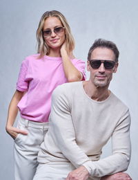 Zu sehen ist ein Mann und eine Frau die eine Sonnenbrille tragen.
