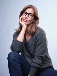 Zu sehen ist eine Frau mit einer braunen Kunststoffbrille.