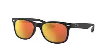 Das Bild zeigt die Sonnenbrille RJ9052S 100S6Q Junior New Wayfarer von der Marke Ray-Ban in schwarz matt.
