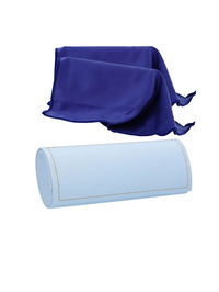 Zu sehen sind zwei Brillenputztücher und ein Etui in Blau