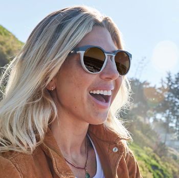 zu sehen ist Sage Erickson mit einer Oakley Sonnenbrille