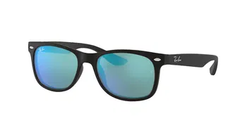 Das Bild zeigt die Sonnenbrille RJ9052S 100S55 Junior New Wayfarer von der Marke Ray-Ban in schwarz matt.