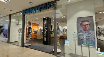 Das Bild zeigt den Eingang und das Schaufenster unserer Filiale in der Stadtgalerie in Passau.