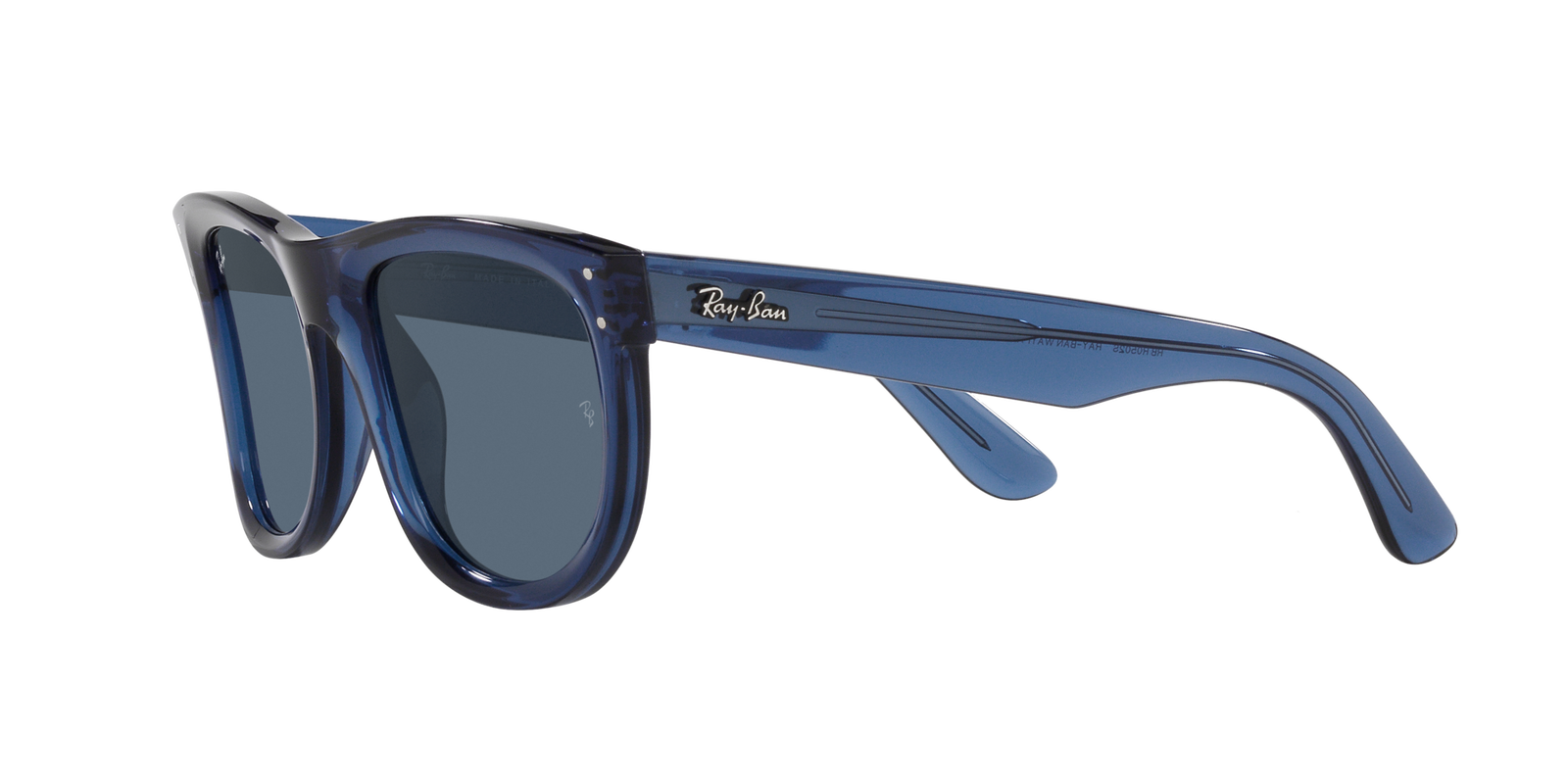 Das Bild zeigt die Sonnenbrille RBR0502S 67083A von der  Marke Ray Ban in dunkelblau transparent