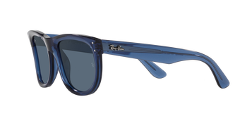 Das Bild zeigt die Sonnenbrille RBR0502S 67083A von der Marke Ray Ban in dunkelblau transparent
