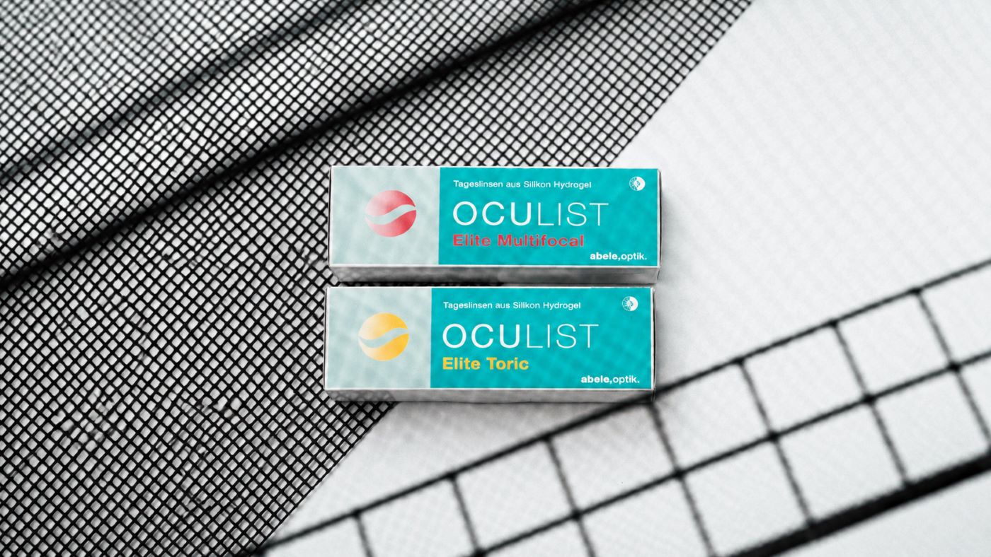 Zu sehen sind zwei Oculist-Kontaktlinsen Schachteln