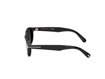 Zu sehen ist die Sonnenbrille FT1359 01A in schwarz von der Marke Tom Ford.
