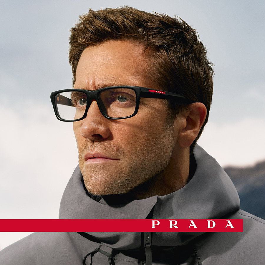 Zu sehne ist ein Mann mit einer Brille in schwarz der Marke Prada.