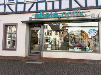 Das Bild zeigt den Eingang und das Schaufenster unserer Filiale in Lohr.