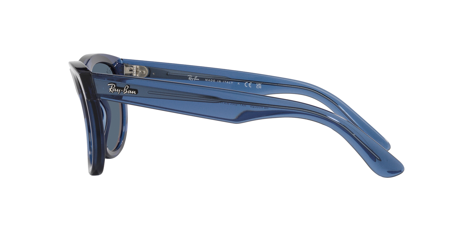 Das Bild zeigt die Sonnenbrille RBR0502S 67083A von der  Marke Ray Ban in dunkelblau transparent