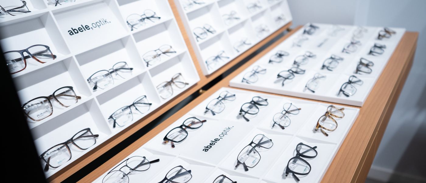 Zu sehen ist eine Brillenauswahl für Gleitsichtbrillen bei abele optik.
