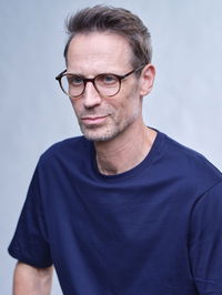 Zu sehen ist ein Mann mit einer Kunststoffbrille in der Farbe Braun