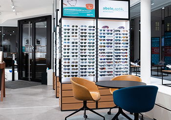 Zu sehen ist der Beratungsplatz einer Abele Optik Filiale.