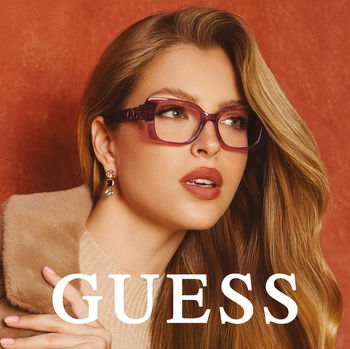 Zu sehen ist eine Frau mit einer Brille von Guess