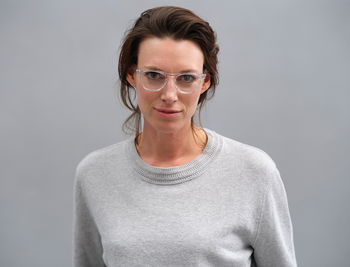 Das Bild zeigt eine Frau mit einer transparenten Brille.