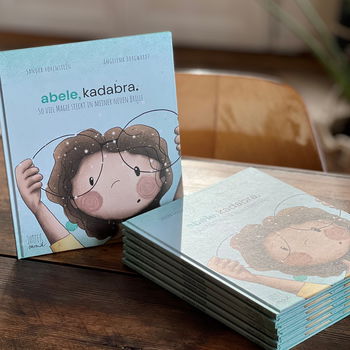 Das Bild zeigt einen Stapel unseres Kinderbuches.