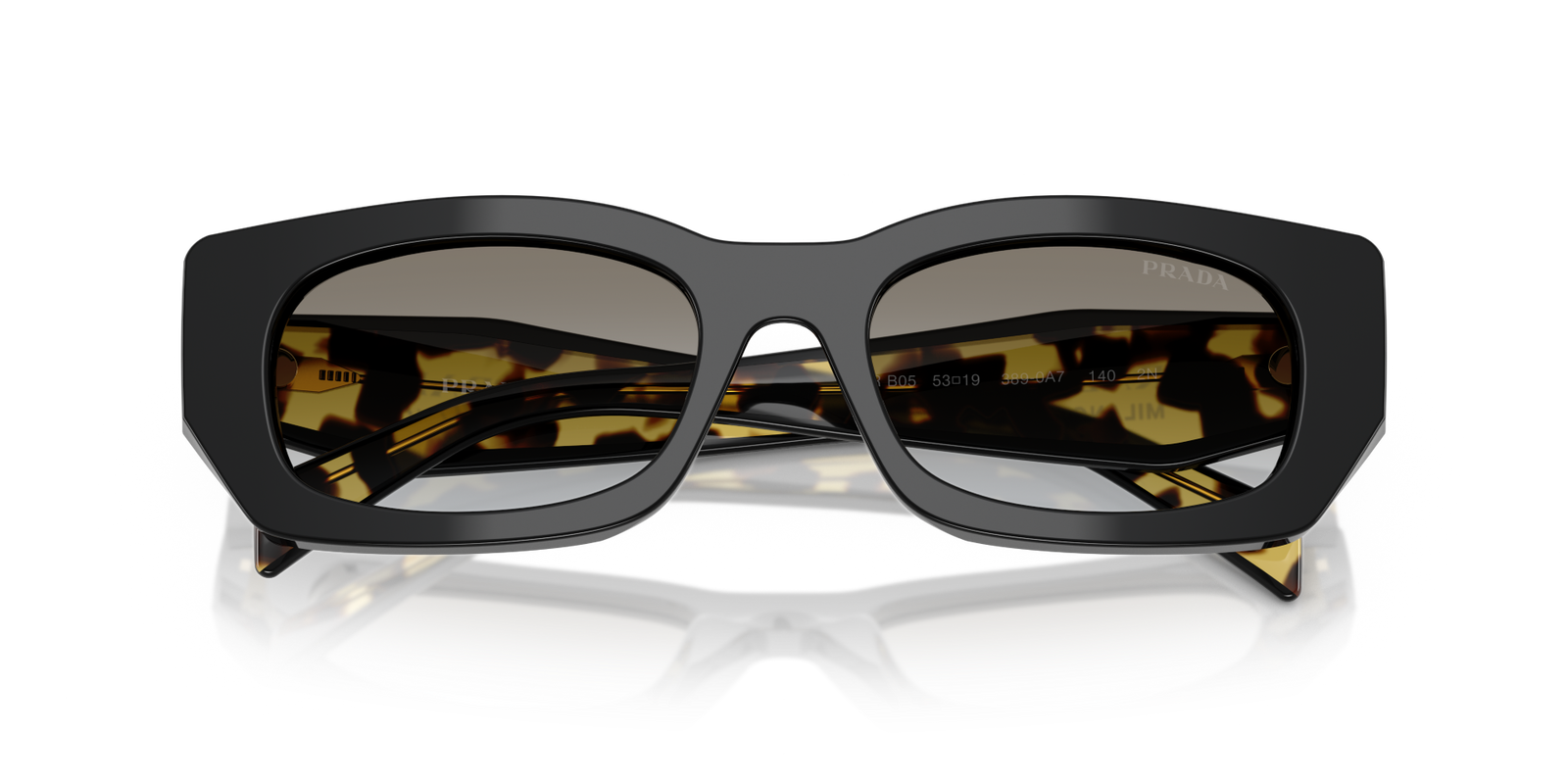 Auf diesem Bild sehen Sie die Prada Sonnenbrille 0PR B05S in der Farbe Schwarz.