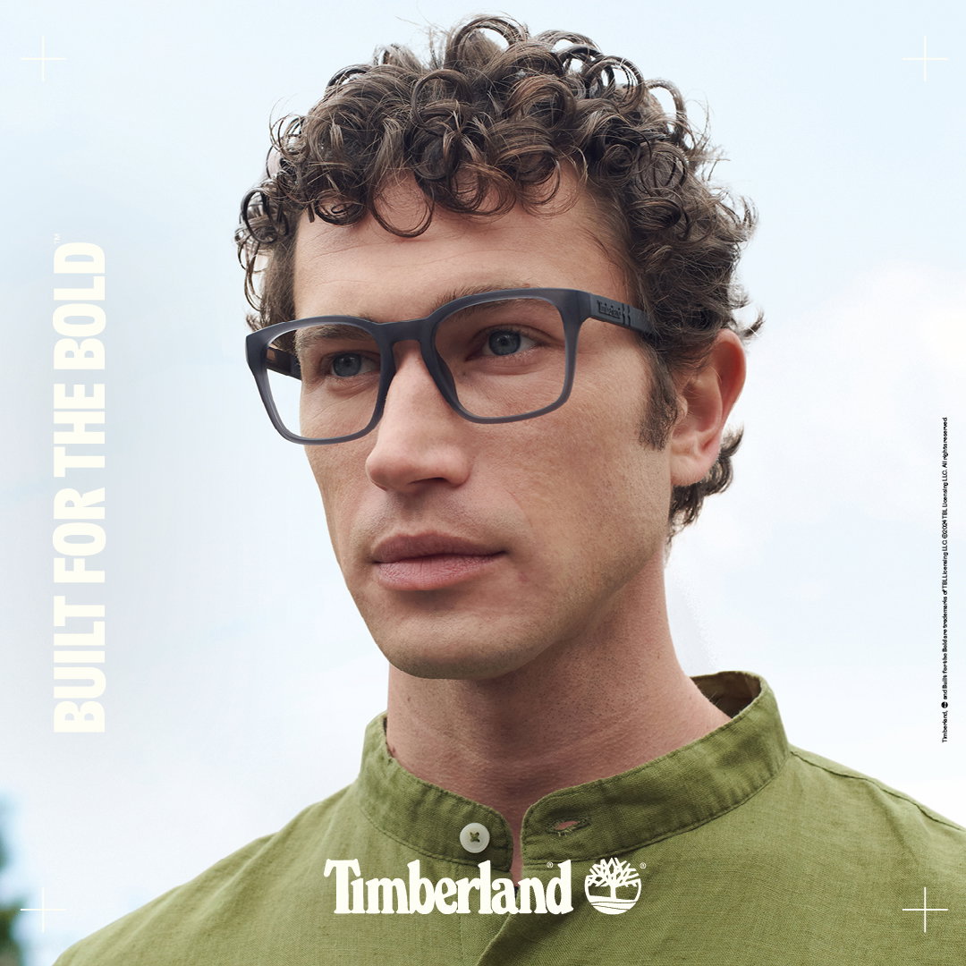 Zu sehen ist ein Mann mit einer Brille der Marke Timbeland.