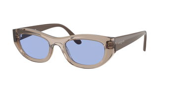 Das Bild zeigt die Sonnenbrille VO5616S von der Marke Vogue in Grau Transparent.