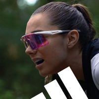 Zu sehen ist eine Frau mit einer Adidas Sport Brille