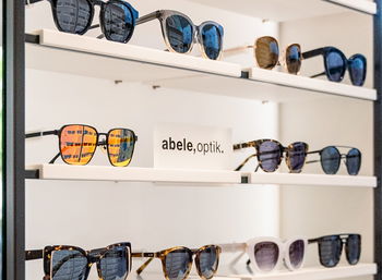 Das Bild zeigt eine Auswahl verschiedener Sonnenbrillen von Abele Optik.