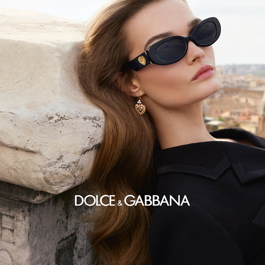 Zu sehen ist eine Frau mit einer schwarzen Sonnenbrille der Marke Dolce & Gabbana