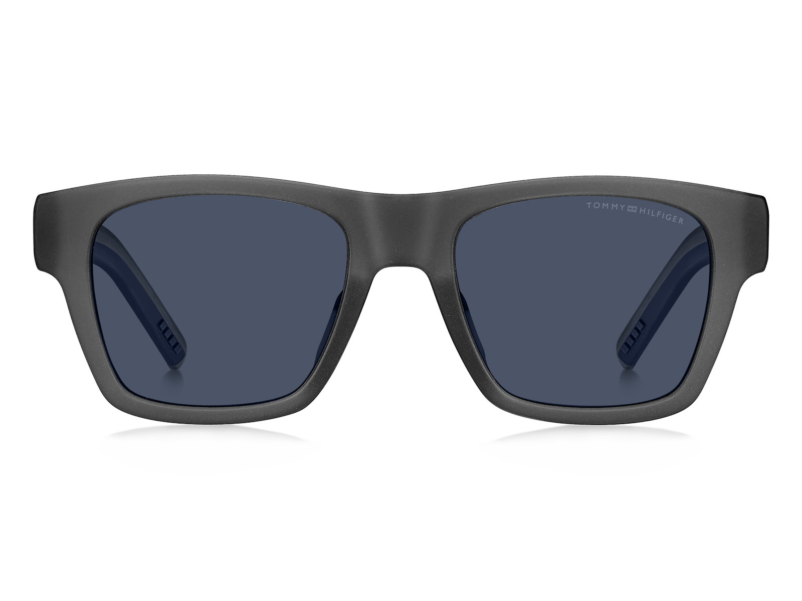 Das Bild zeigt die rechteckige Sonnenbrille TH 1975/S FRE für Herren von der Marke Tommy Hilfiger in matt grau von vorne